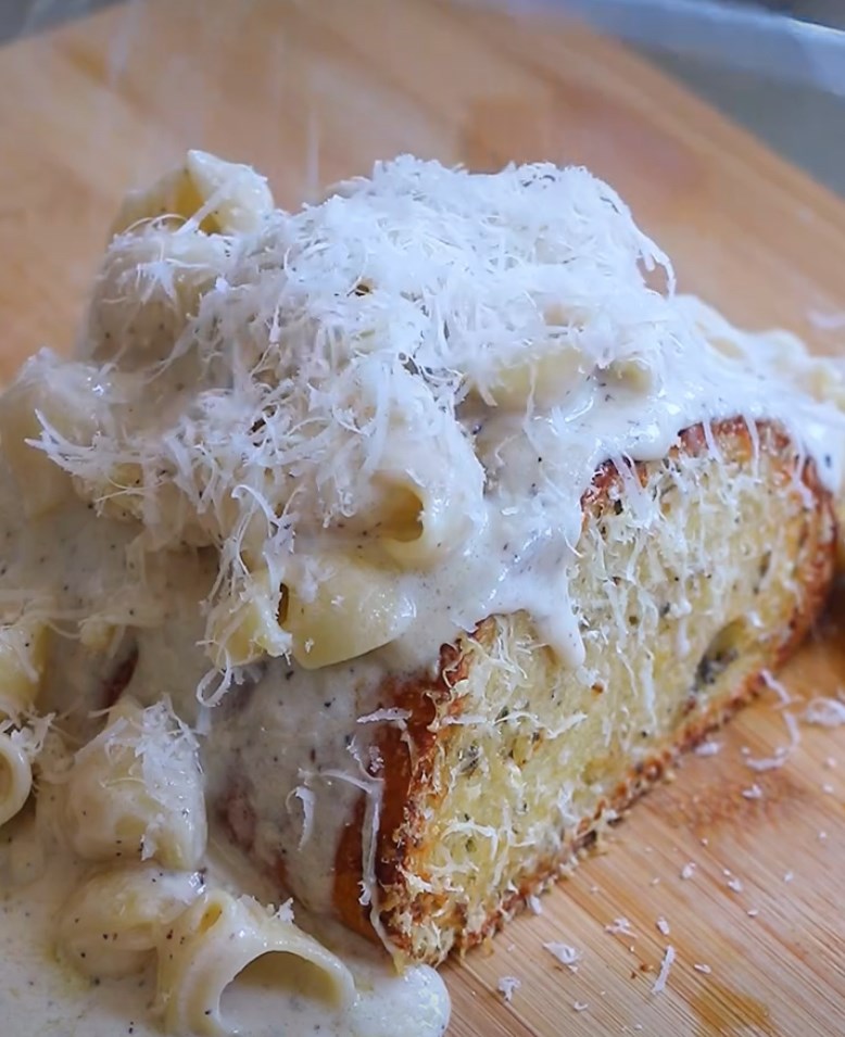 Cacio e Pepe Mac n Cheese in a Garlic Parm Bread Bowl
